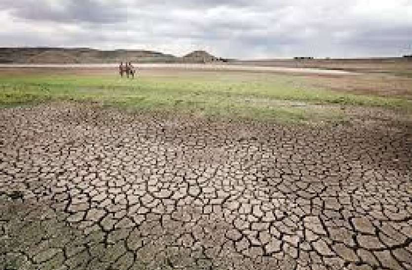 67.79 million cubic meters of water capacity of 43 ponds, they also dried up 43 तालाब की 67.79 मिलियन घन मीटर पानी की क्षमता, वह भी सूख गए