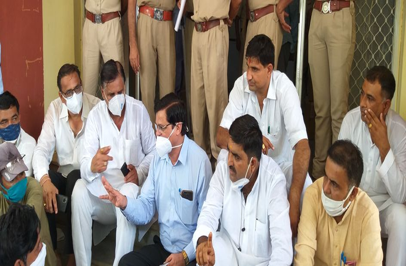भाजपा ने घेरा निगम कार्यालय, एसई किसानों के बीच आकर बैठे भाजपा ने घेरा निगम कार्यालय, एसई किसानों के बीच आकर बैठे