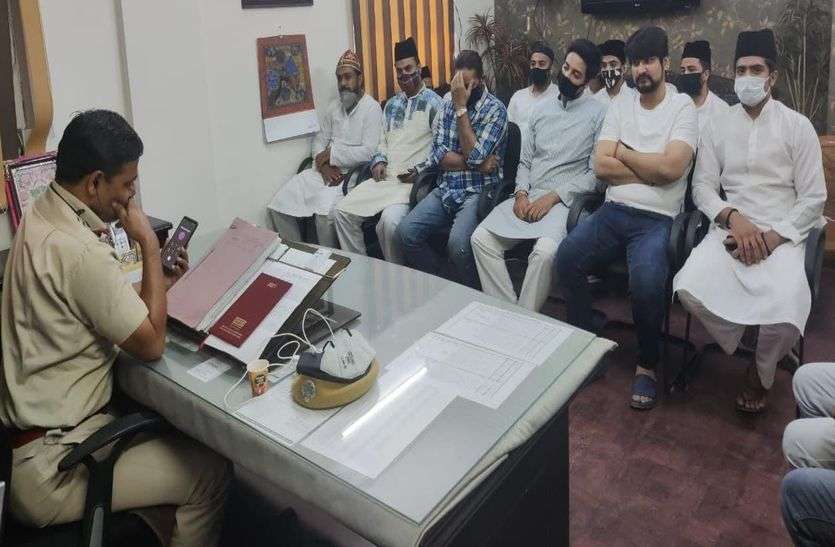 'पुलिस मित्र' की जाजम पर जुटे खादिम समुदाय के युवा 'पुलिस मित्र' की जाजम पर जुटे खादिम समुदाय के युवा