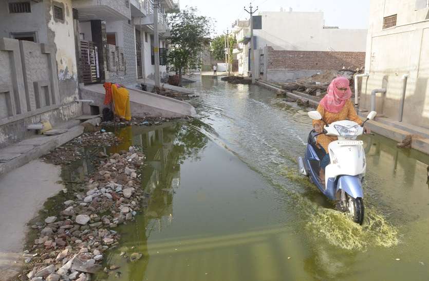 गल्ती नगर निगम की और सजा भुगत रही अशोक विहार कॉलोनी की जनता गल्ती नगर निगम की और सजा भुगत रही अशोक विहार कॉलोनी की जनता