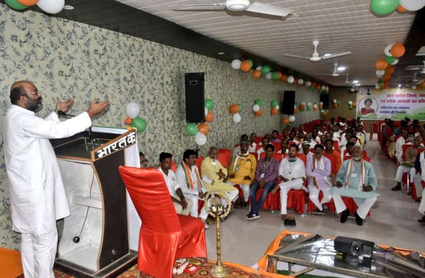 डीजल-पेट्रोल-रसोई गैस के दामो में इजाफा,जनता को लूट रही भाजपा सरकार-अजय कुमार लल्लू डीजल-पेट्रोल-रसोई गैस के दामो में इजाफा,जनता को लूट रही भाजपा सरकार-अजय कुमार लल्लू