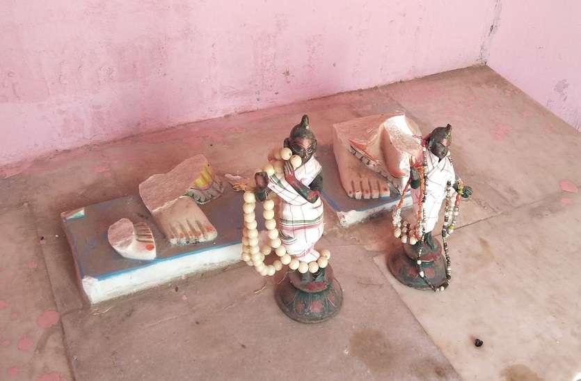 गुरू और शिष्य ने मंदिर में मचाया तांडव, आधा दर्जन भवनों को तोड़, मंदिर परिसर में लगाई आग गुरू और शिष्य ने मंदिर में मचाया तांडव, आधा दर्जन भवनों को तोड़, मंदिर परिसर में लगाई आग