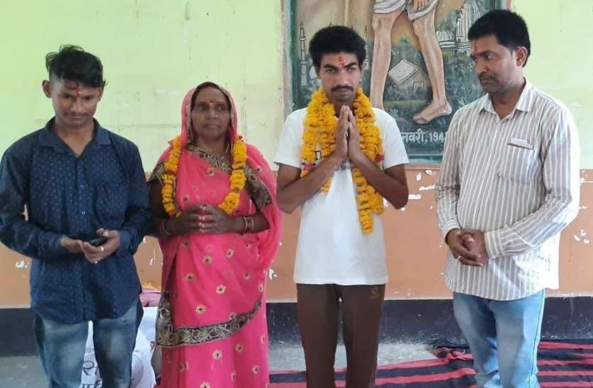 वाराणसी से बूंदी आकर मूक विमंदित बेटे से मिलकर भावुक हुई मां वाराणसी से बूंदी आकर मूक विमंदित बेटे से मिलकर भावुक हुई मां