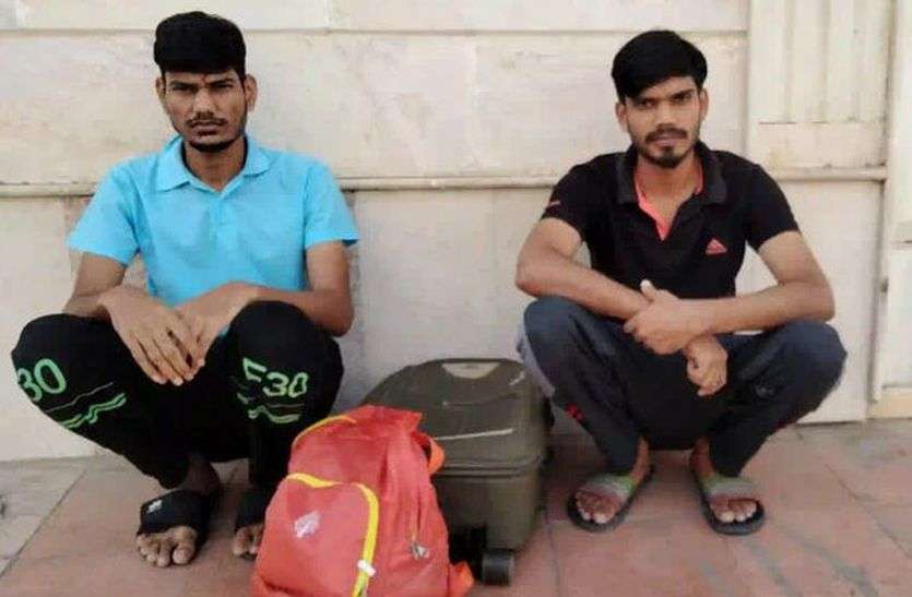 विदेश में कंपनी ने निकाला, अब भटक रहे विदेश में कंपनी ने निकाला, अब भटक रहे
