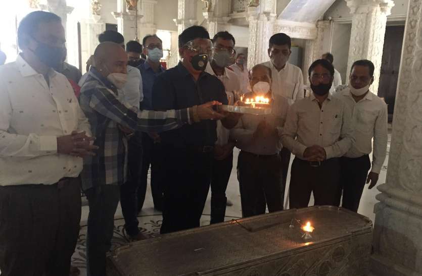 चिकपेट मंदिर में राव का अभिनन्दन चिकपेट मंदिर में राव का अभिनन्दन