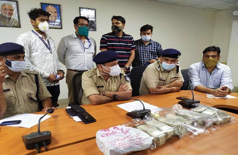 Patrika ग्वालियर साइबर सेल के सिपाहियों ने ट्रेन में लूट लिए थे सराफा कारोबारियों से 60 लाख