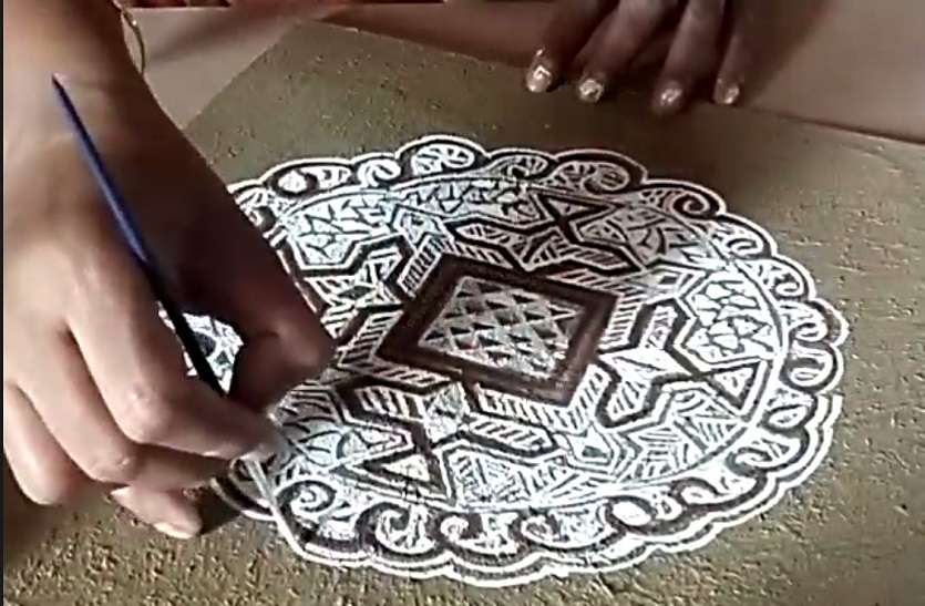 प्रतिभागियों ने मांडना की डिजाइंस बनाना सीखा प्रतिभागियों ने मांडना की डिजाइंस बनाना सीखा