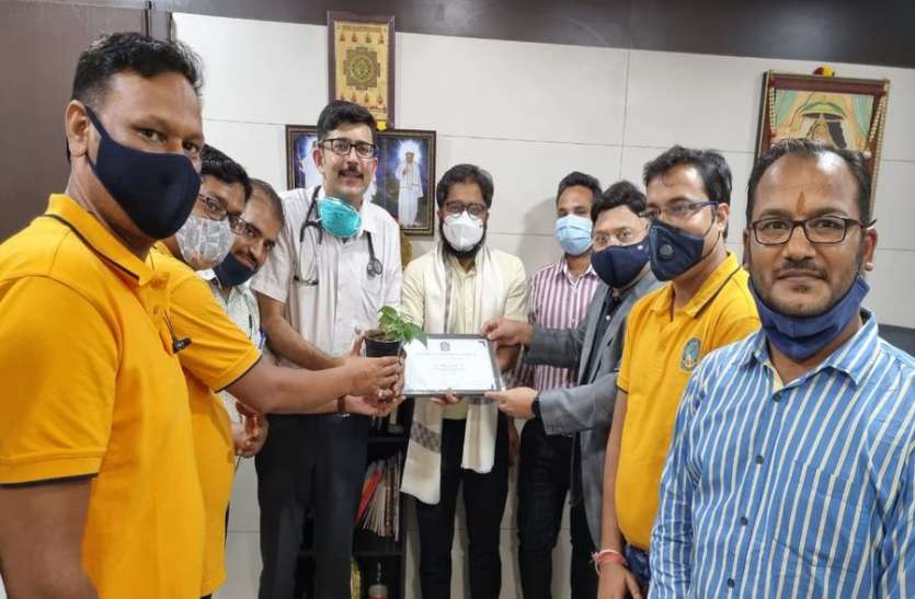 doctor0307.jpg युवा मंच ने किया चिकित्सकों का सम्मान