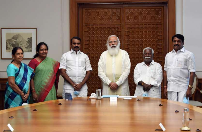 Tamilnadu BJP MLAs meet Modi तमिलनाडु बीजेपी के विधायकों ने पीएम मोदी से उनके दिल्ली स्थित आवास पर मुलाकात की