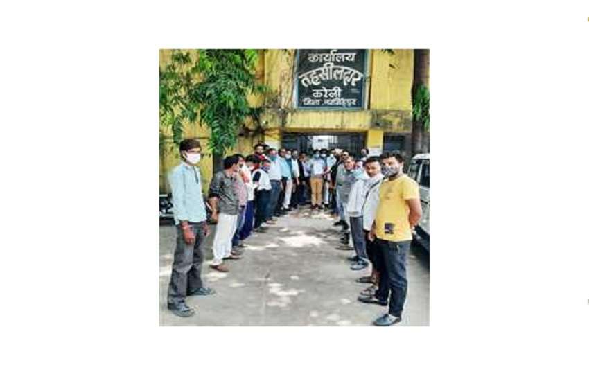 टोल नाका बूथ के विरोध में ज्ञापन सौंपते नागरिक
