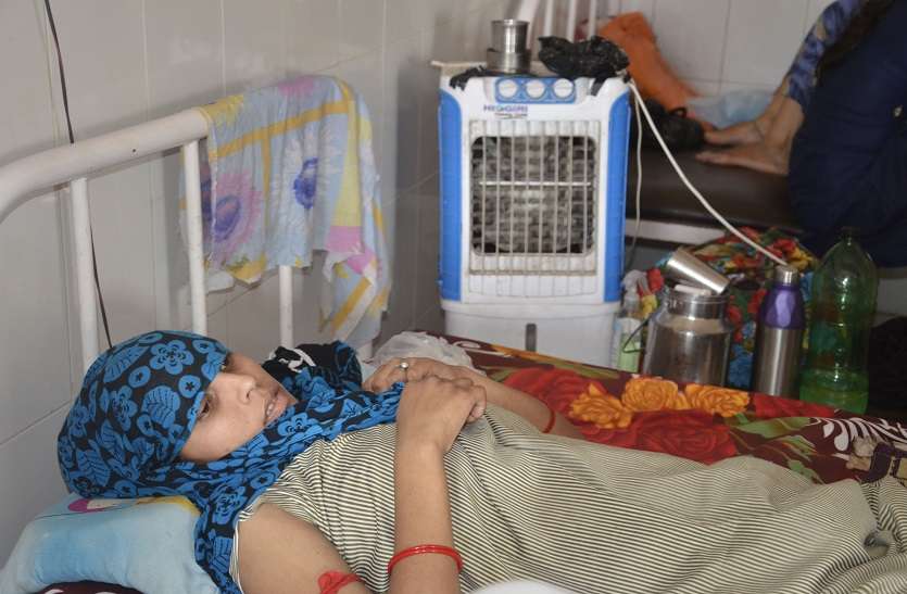 बीमार व्यवस्था: व्याकुल मरीजों को टका सा जवाब, सुविधा चाहिए तो निजी अस्पताल में कराओ इलाज बीमार व्यवस्था: व्याकुल मरीजों को टका सा जवाब, सुविधा चाहिए तो निजी अस्पताल में कराओ इलाज