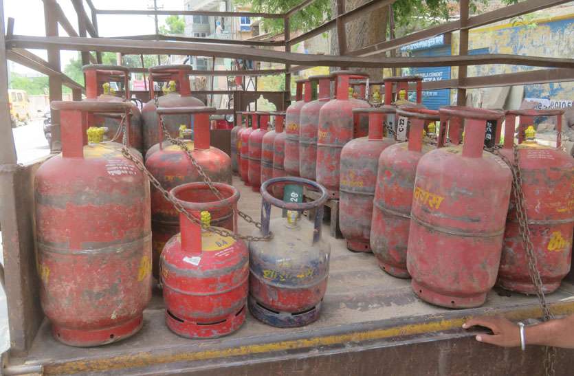 दामों में बढ़ोतरी बार-बार, अब गैस सिलेण्डर हो गया 850 के पार दामों में बढ़ोतरी बार-बार, अब गैस सिलेण्डर हो गया 850 के पार