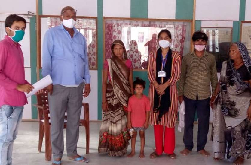 बिछुडी बालिका से मिली तो छलक उठी मां की ममता बिछुडी बालिका से मिली तो छलक उठी मां की ममता