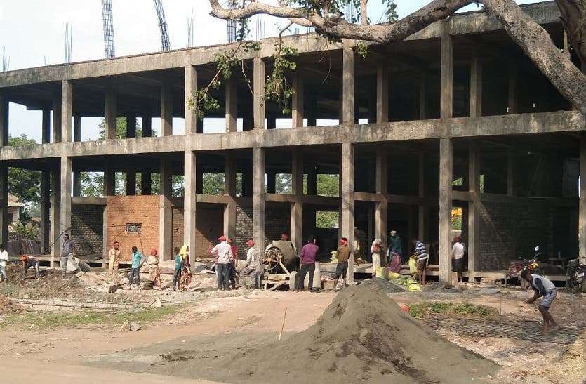 Construction of arbitrary shopping complex along the main road in Bargawan. अनुमति नवीनीकरण न स्वीकृति, बनाने लगे शॉपिंग काम्प्लेक्स, नगर निगम आयुक्त बोले मंगवाई है जानकारी
