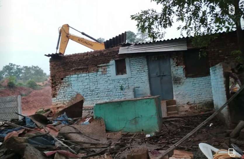 Land mafia demolished house with JCB भू-माफिया ने जेसीबी से ढहाया घर, शिकायत के पांच दिन बाद भी पुलिस ने नहीं की कार्रवाई