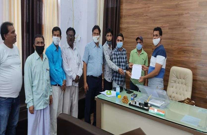 हैल्थ इंस्पेक्टर से मारपीट मामला : पुलिस कार्रवाई नहीं होने पर नगर पालिका कार्मिकों ने किया प्रदर्शन हैल्थ इंस्पेक्टर से मारपीट मामला : पुलिस कार्रवाई नहीं होने पर नगर पालिका कार्मिकों ने किया प्रदर्शन
