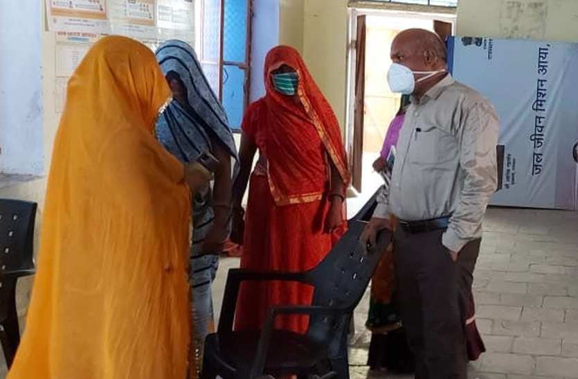 टीकाकरण की व्यवस्थाओं का सीएमएचओ ने लिया जायजा टीकाकरण की व्यवस्थाओं का सीएमएचओ ने लिया जायजा