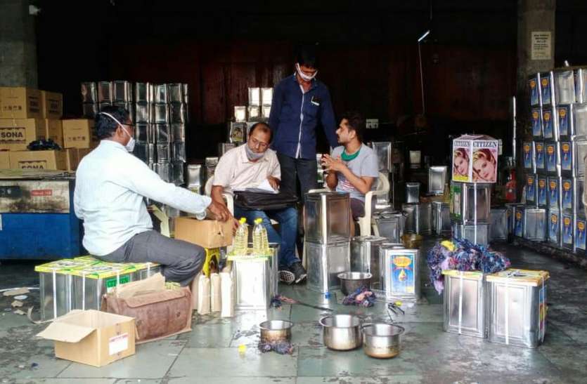 नकली तेल बनाने का अंदेशा, फैक्ट्री में दबिश नकली तेल बनाने का अंदेशा, फैक्ट्री में दबिश