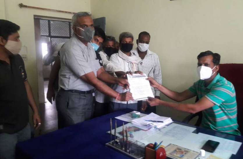 किसानों ने समस्याओं को लेकर किए प्रदर्शन, सौंपे ज्ञापन किसानों ने समस्याओं को लेकर किए प्रदर्शन, सौंपे ज्ञापन