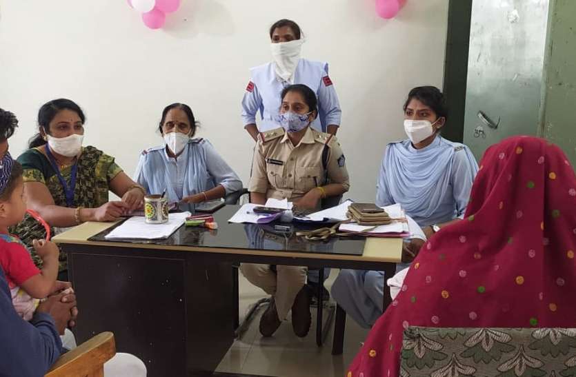 अलग-अलग आए पति-पत्नी, एक साथ गए वापस अलग-अलग आए पति-पत्नी, एक साथ गए वापस