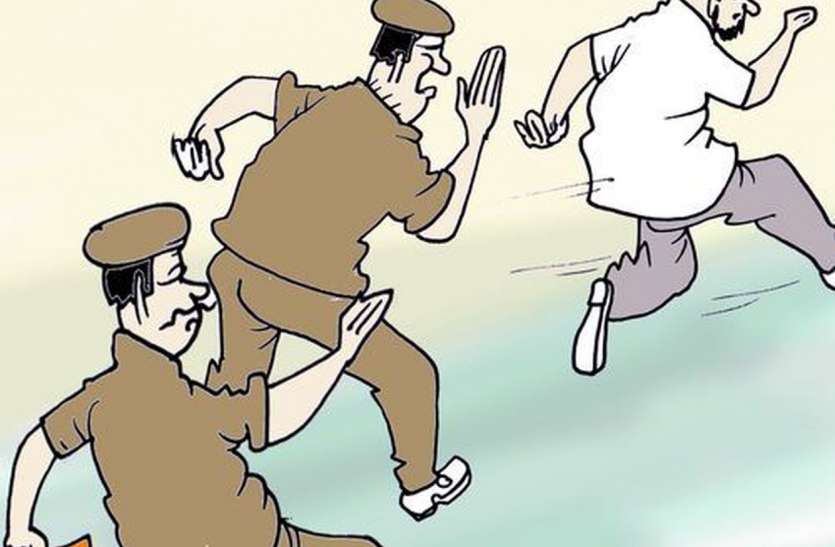 डकैतों की धमक कम हुई तो जिले में पनप गए गुंडे-मवाली डकैतों की धमक कम हुई तो जिले में पनप गए गुंडे-मवाली