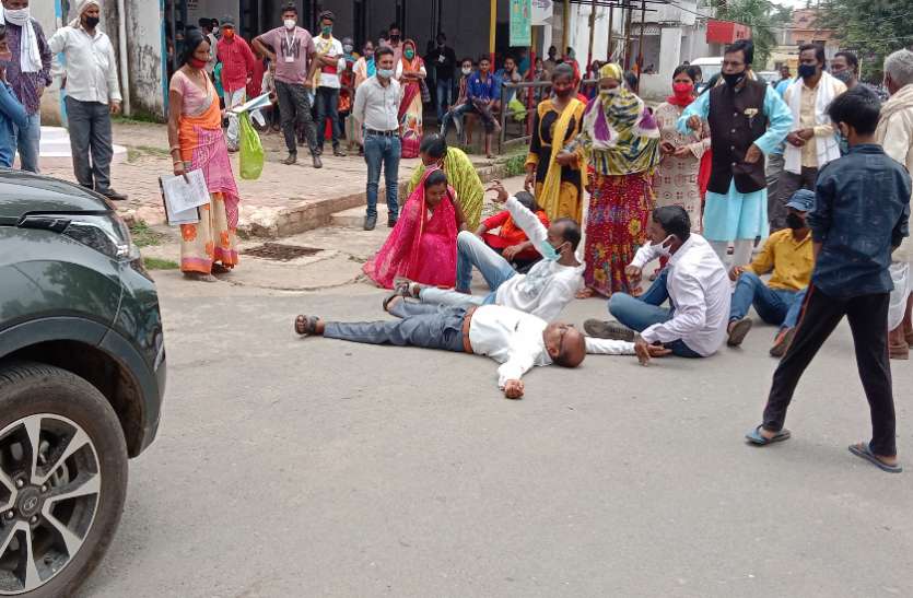 People protest against doctor पीएम रिपोर्ट के बदले 50 हजार की डिमांड करने वाले डॉक्टर पर कार्रवाई कराने अस्पताल में लेटकर प्रदर्शन