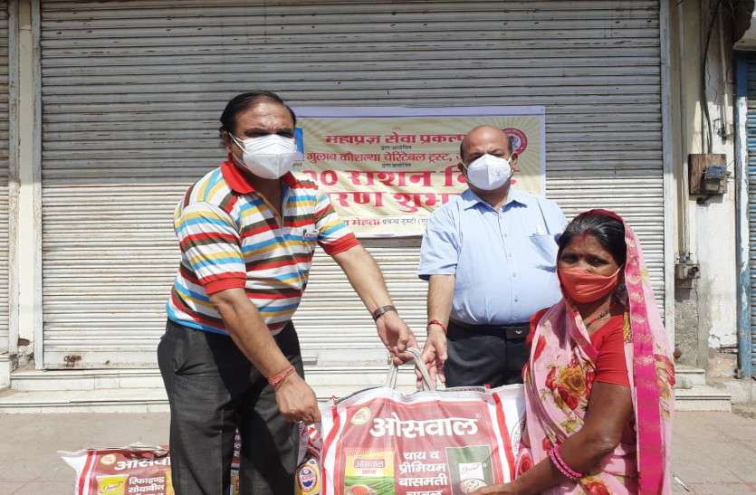 Distribution of ration material kits to the needy जरूरतमंदों को राशन सामग्री किट का किया वितरण