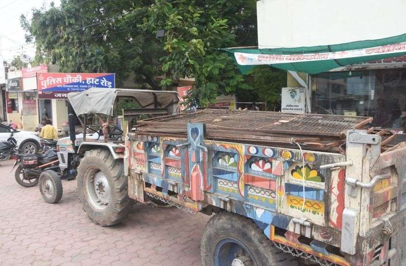 निगम का कबाड़ा बाजार में बिक्री करते रंगे हाथ पकड़ाए तीन कर्मचारी