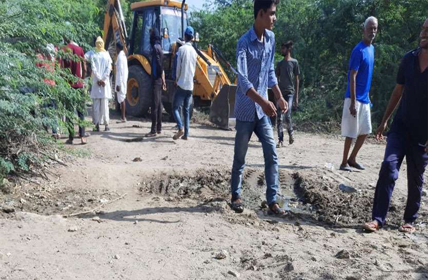 सिसोला में श्मशान की ओर जाने वाले रास्ते से अतिक्रमण हटाया सिसोला में श्मशान की ओर जाने वाले रास्ते से अतिक्रमण हटाया