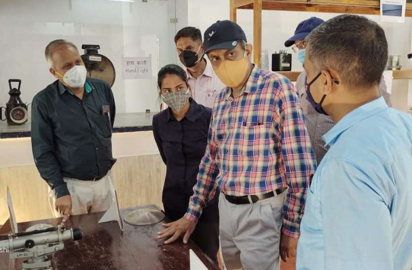 लालटेन दिखाकर देते थे लाइन क्लीयर होने का संकेत, भाप से दौड़ते थे इंजन लालटेन दिखाकर देते थे लाइन क्लीयर होने का संकेत, भाप से दौड़ते थे इंजन