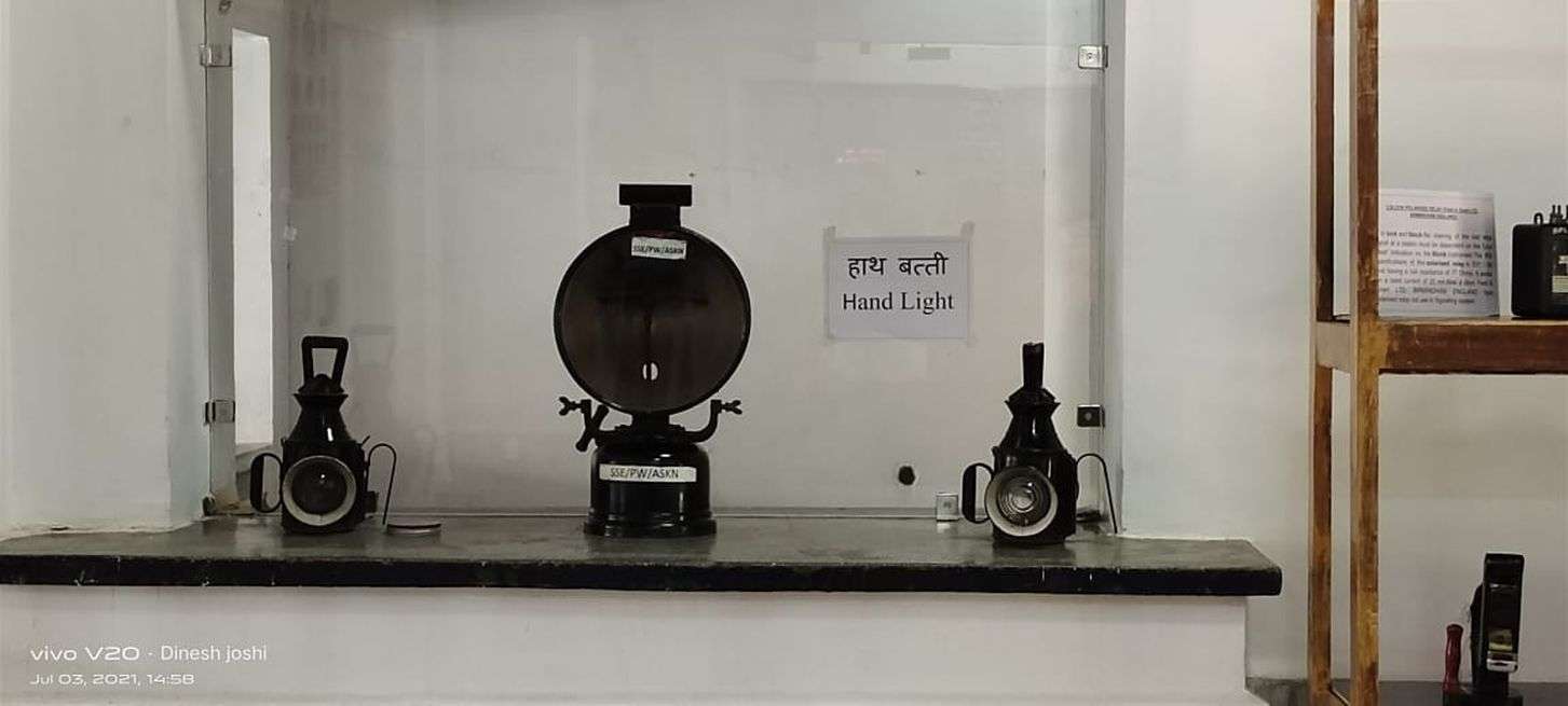 लालटेन दिखाकर देते थे लाइन क्लीयर होने का संकेत, भाप से दौड़ते थे इंजन