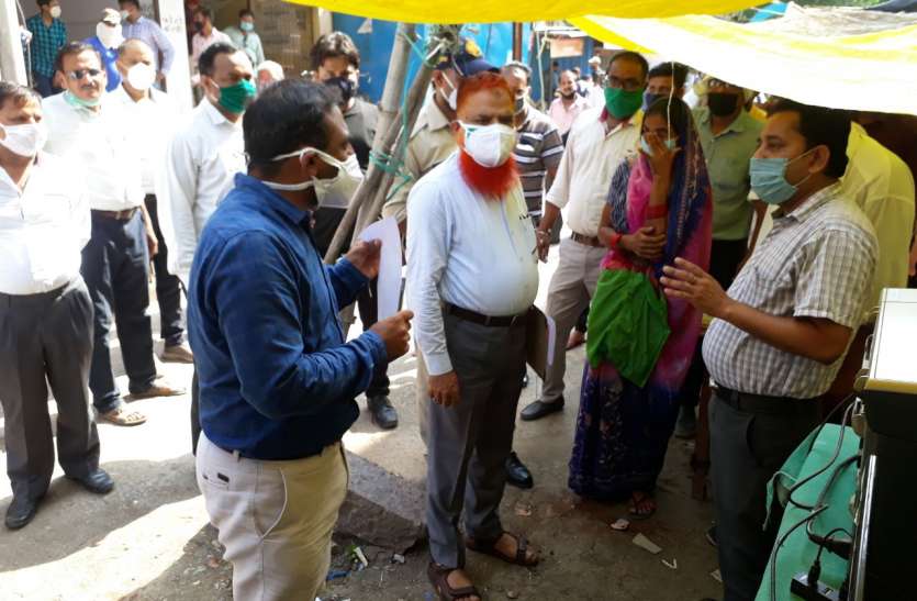 Ration of Rs 35 was not given by getting the seller's thumb, Arji Navis got 200 rupees written Breaking news : अंगूठा लगवा 35 रुपए का नहीं दिया राशन, अर्जी नवीस ने 200 रुपए ली लिखवाई
