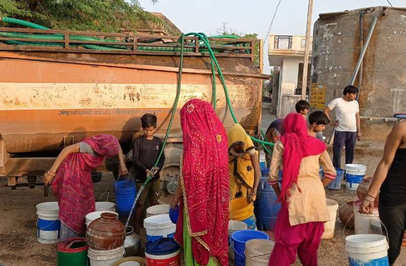 6 महिने से पेयजल संकट से जूझ रहे बाशिन्दें, स्वयं के खर्चे पर मंगवा रहे पेयजल टैंकर 6 महिने से पेयजल संकट से जूझ रहे बाशिन्दें, स्वयं के खर्चे पर मंगवा रहे पेयजल टैंकर