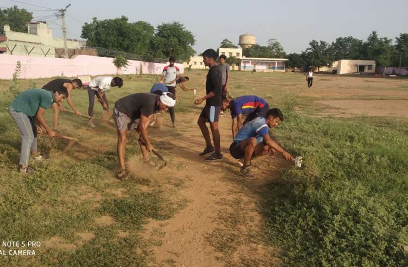 कोरोना काल में स्कूल बंद रहने से उग आए थे झाड़ झंखाड़, शिक्षक व विद्यार्थियों ने मिलकर चमकाया खेल मैदान कोरोना काल में स्कूल बंद रहने से उग आए थे झाड़ झंखाड़, शिक्षक व विद्यार्थियों ने मिलकर चमकाया खेल मैदान