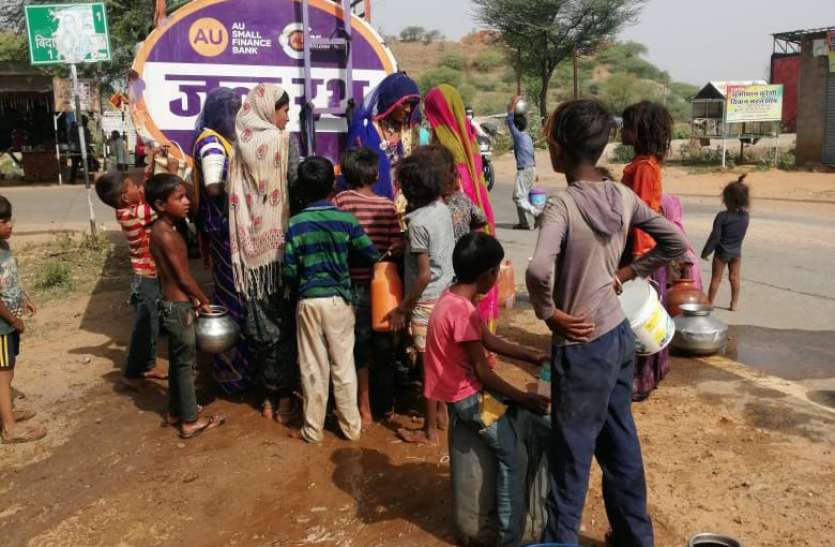 समाजसेवी भीषण गर्मी में जल रथ के माध्यम से कर रहे जनता की जल सेवा समाजसेवी भीषण गर्मी में जल रथ के माध्यम से कर रहे जनता की जल सेवा