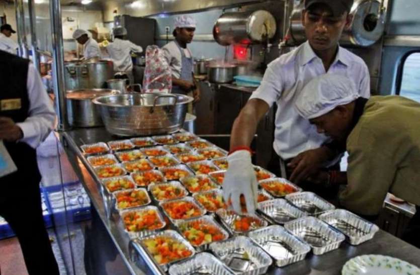 Quick Read: ट्रेन में मिलेगा दाल, राजमा, चावल, पनीर सहित कई व्यंजन, छह महीने तक रहेगा फ्रेश Quick Read: ट्रेन में मिलेगा दाल, राजमा, चावल, पनीर सहित कई व्यंजन, छह महीने तक रहेगा फ्रेश