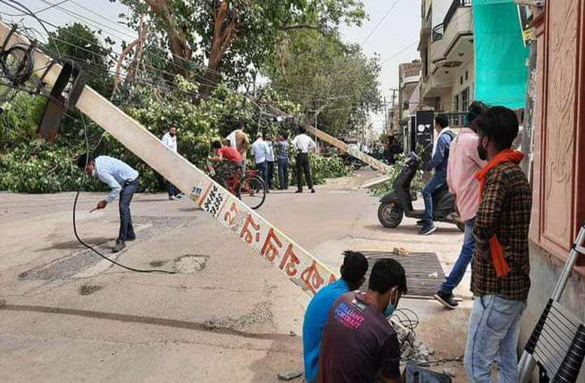 एन ब्लॉक में दो विद्युत पोल गिरे,गर्मी में पांच घंटे तक विद्युत सप्लाई रही बाधित एन ब्लॉक में दो विद्युत पोल गिरे,गर्मी में पांच घंटे तक विद्युत सप्लाई रही बाधित