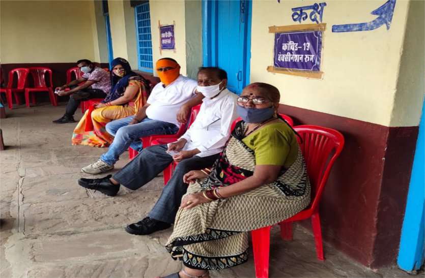 Ten people had to wait for the completion of the vaccine in the city शहर में वैक्सीन लगवाने दस लोग पूरे होने के लिए करना पड़ा इंतजार, ग्रामीण क्षेत्रों में रही भीड़