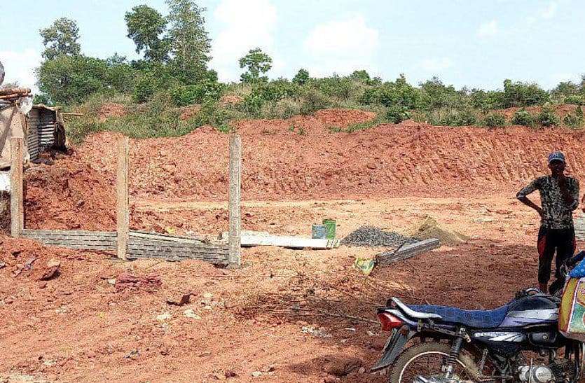After bauxite mining and leveling in Lal Pahari, now the wall construction work has also started. राजस्व विभाग में नहीं कटा डिजिटल नक्शा, सड़क किनारे की जमीन पर कब्जा शुरू