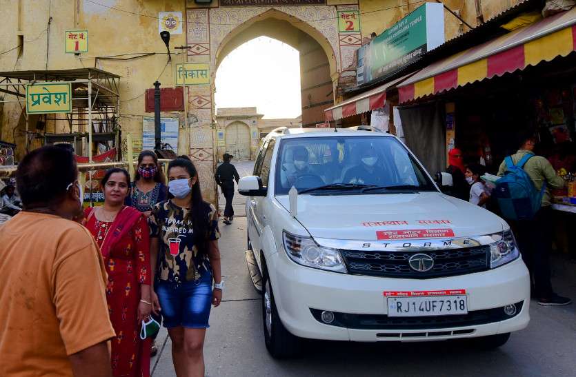 g1.jpg कोरोना के चलते एकादशी पर श्रद्धालु नहीं कर सके गोविन्द देवजी के दर्शन, वीआईपी आए तो खोले द्वार