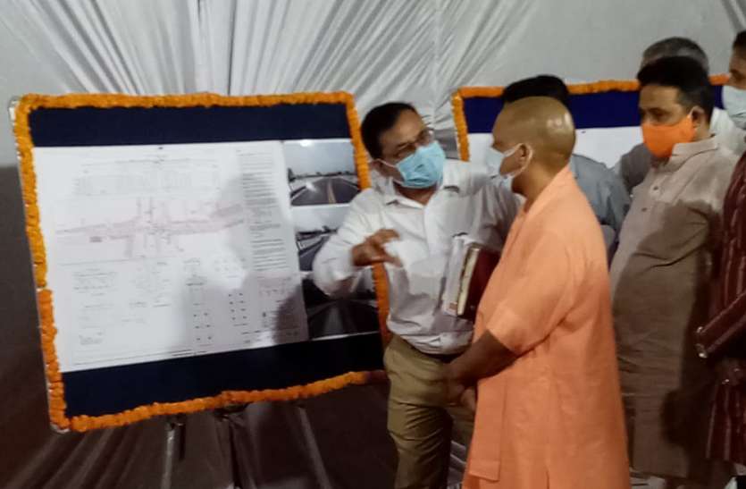 CM Yogi in Varanasi वाराणसी में विकास कार्यों की हकीकत परखने सीएम योगी रात्रि के वक्त उतरे ग्राउंड जीरो पर