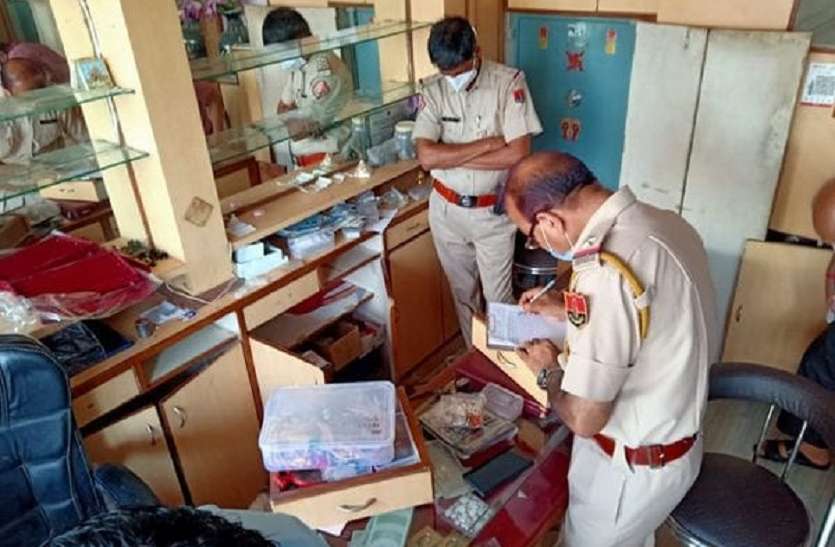 आभूषण की दुकान से सोना चांदी चोरी आभूषण की दुकान से सोना चांदी चोरी