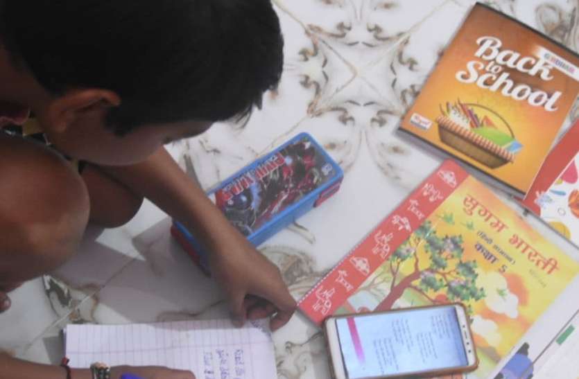 schools Education: शिक्षकों के रिटायरमेंट के बाद ये हाल हैं आदिवासी बच्चों के..जानिए