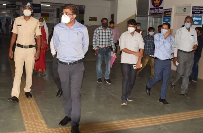 Singrauli collector inspected hospital, doctors found absent अस्पताल पहुंचे कलेक्टर तो क्लीनिक में बैठे डॉक्टरों के बजने लगे फोन