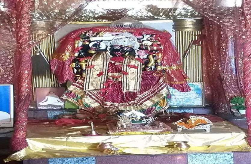 मन की मुराद हुई पूरी, मां के दरबार में लगा नारियलों का ढेर