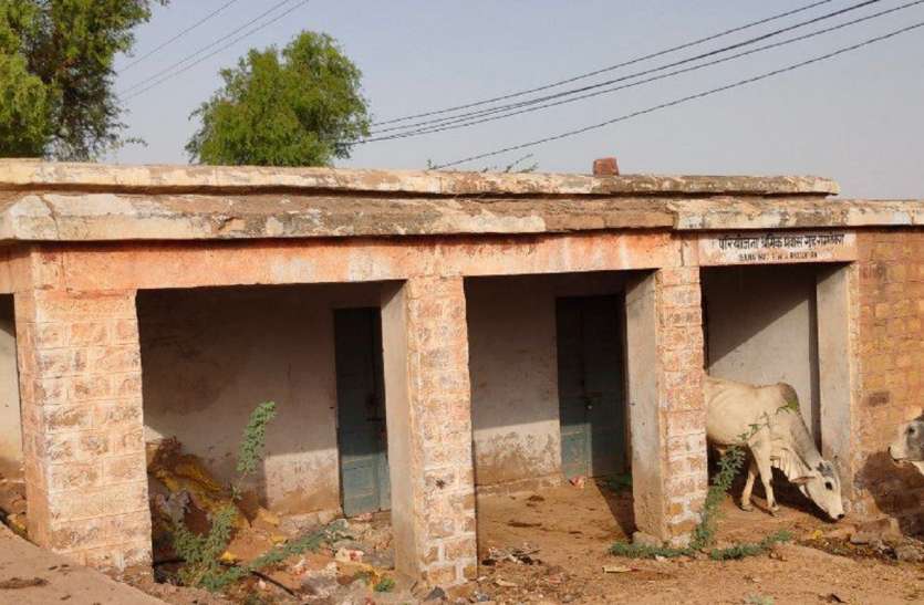 दर्जनों भवन गिरने के कगार पर, जिम्मेदारों की लापरवाही से बनी स्थिति दर्जनों भवन गिरने के कगार पर, जिम्मेदारों की लापरवाही से बनी स्थिति