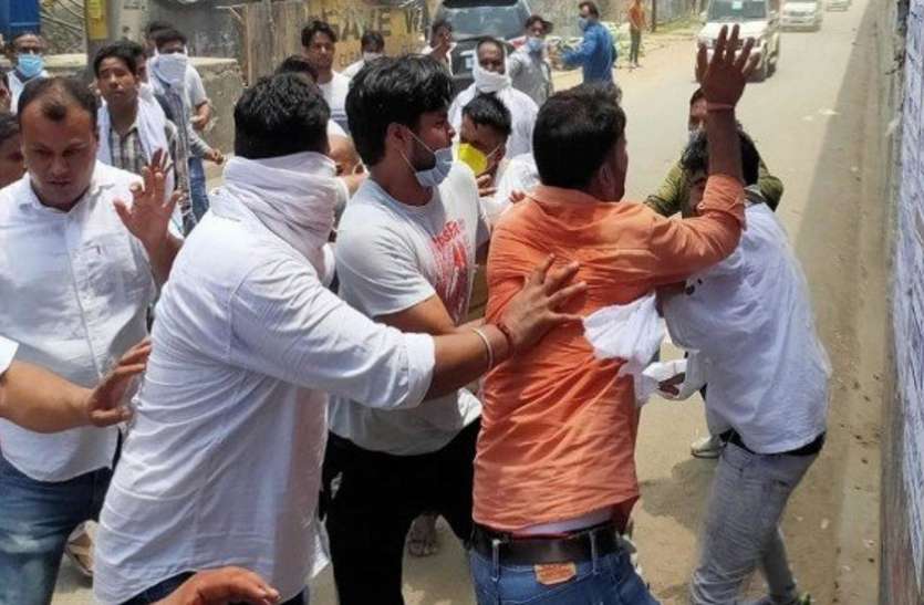 amroha-block-pramukh-chunav.jpg Amroha : ब्लाॅक प्रमुख चुनाव के दौरान सपा-भाजपा समर्थकों के बीच पथराव और फायरिंग, पुलिस ने किया लाठीचार्ज