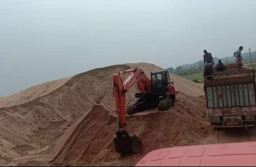 illegal sand कागजों में प्रतिबंध, यहां चौबीस घंटे नोच रहे नर्मदा का आंचल