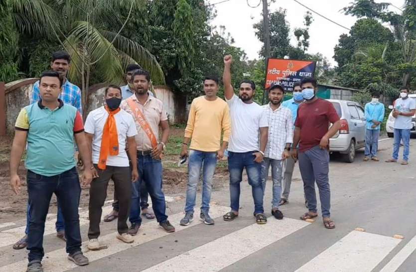 DAMAN NEWS: विहिप कार्यकर्ताओं ने रोका, शिकायत भी दर्ज DAMAN NEWS: विहिप कार्यकर्ताओं ने रोका, शिकायत भी दर्ज