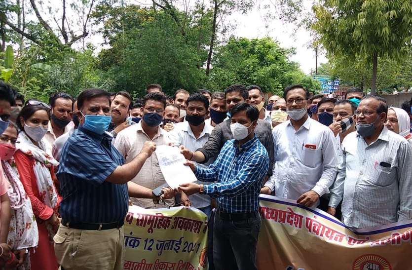 In the race to become number one, pressure is being put on the employees, many officers, employees have committed suicide नंबर एक बनने की होड़ में कर्मचारियों पर डाला जा रहा दबाव, कई अधिकारी, कर्मचारी कर चुके हैं आत्महत्या